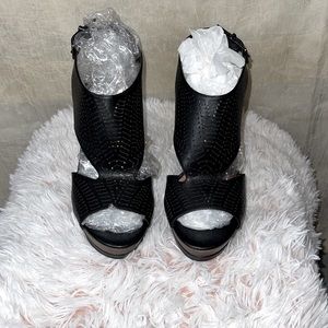 Gianni Bini black leather wedge